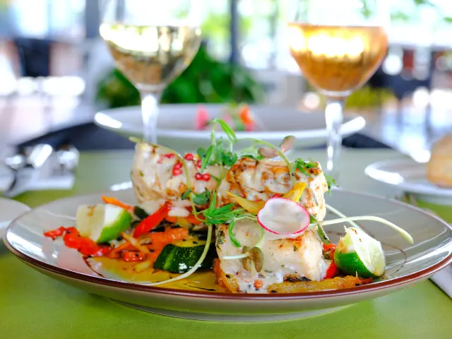 Pêche du jour accompagnée de légumes pays au Karibea Squash Hôtel