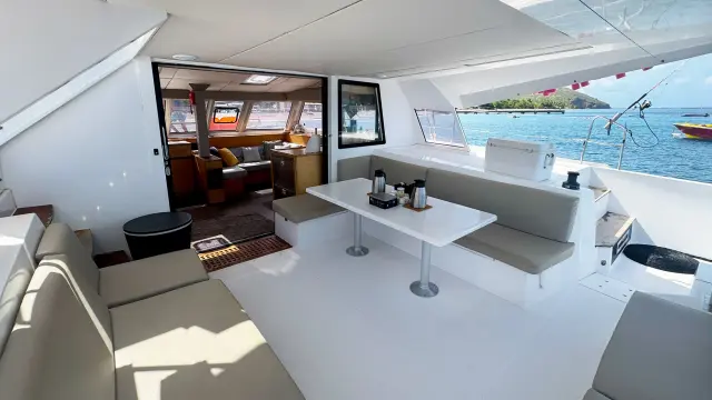 Intérieur du Catamaran Captain Toch Carbet Martinique