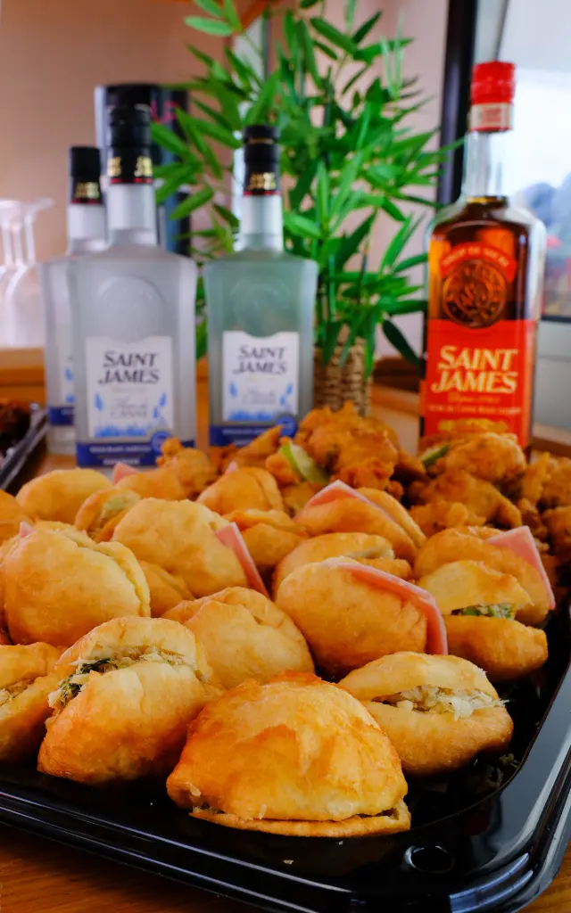 Apéritif créole avec accras, bokit et spécialités locales à bord du catamaran Captain Toch