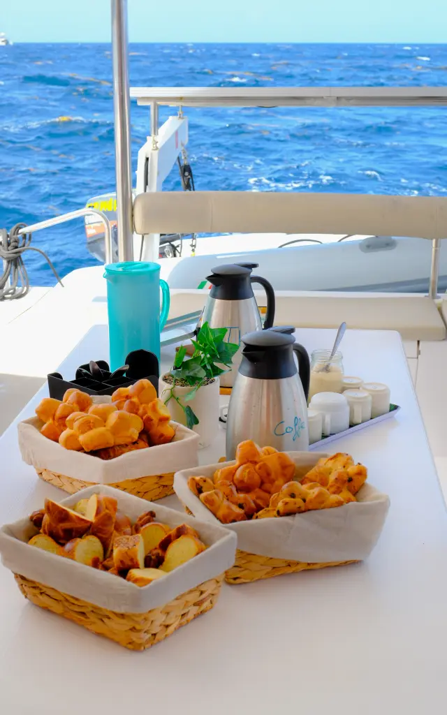 Petit-déjeuner Catamaran Captain Toch Carbet Martinique