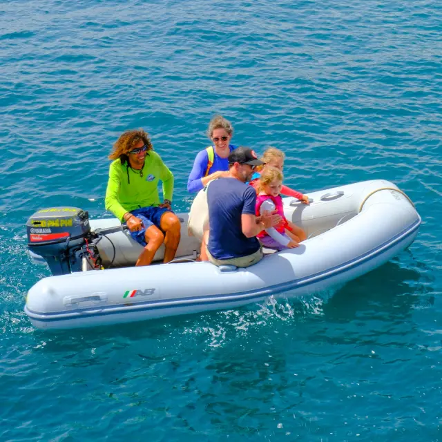 Embarquement avecYann, capitaine du catamaran Captain Toch, accueille les passagers au Carbet