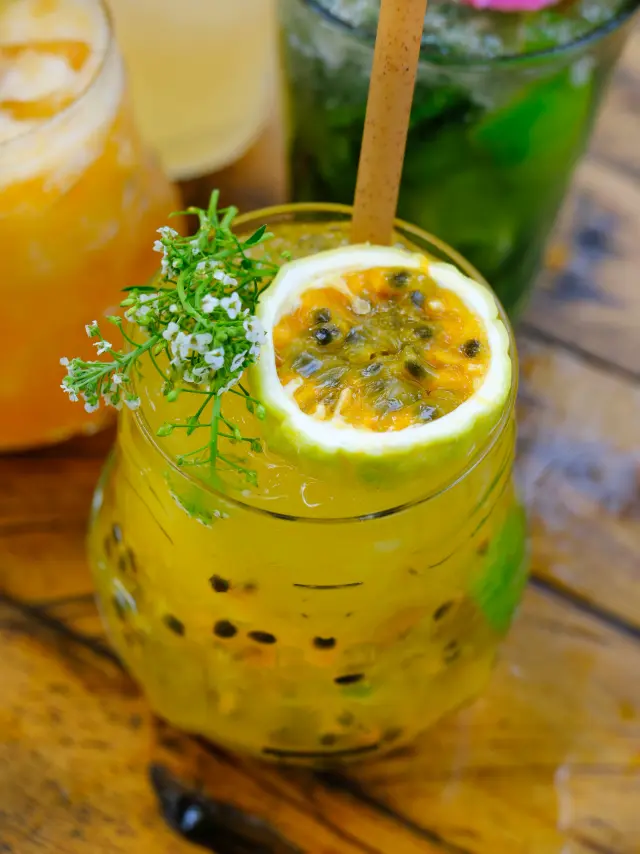 Cocktail maison aux fruits frais servi au Wahoo Café au Carbet en Martinique