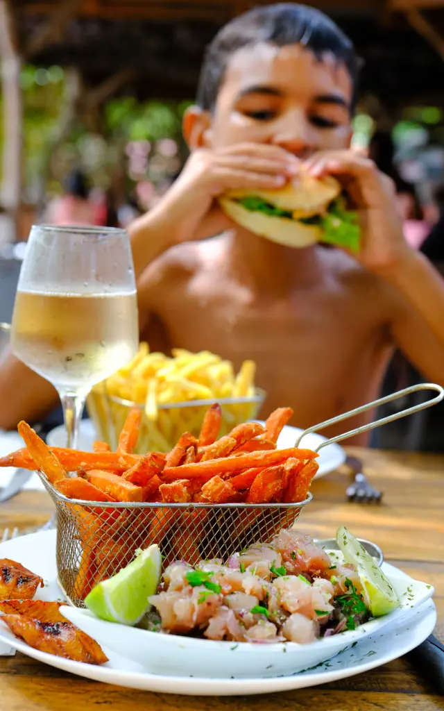 Tartare de marlin préparé avec du poisson frais au Wahoo Café en Martinique