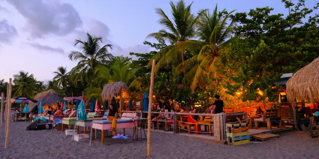 Transats installés face à la mer au Wahoo Café sur la plage du Carbet en Martinique