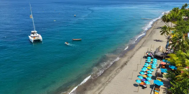 Plage du coin Restaurant Wahoo Café Catamaran Captain Toch Carbet Martinique