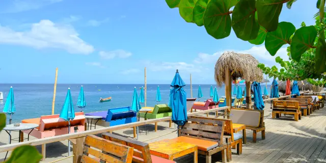 Terrasse du Wahoo Café sur la plage du Carbet en Martinique face à la mer des Caraïbes