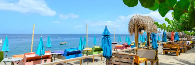 Terrasse du Wahoo Café sur la plage du Carbet en Martinique face à la mer des Caraïbes