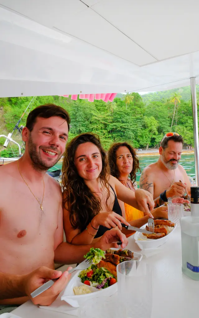 Déjeuner à bord du catamaran Captain Toch lors d’une excursion dans le nord de la Martinique