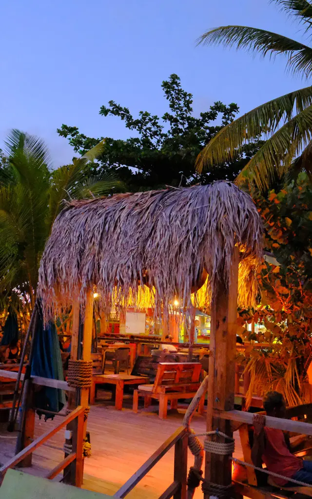 Bar de plage au Wahoo Café avec vue sur la mer des Caraïbes en Martinique