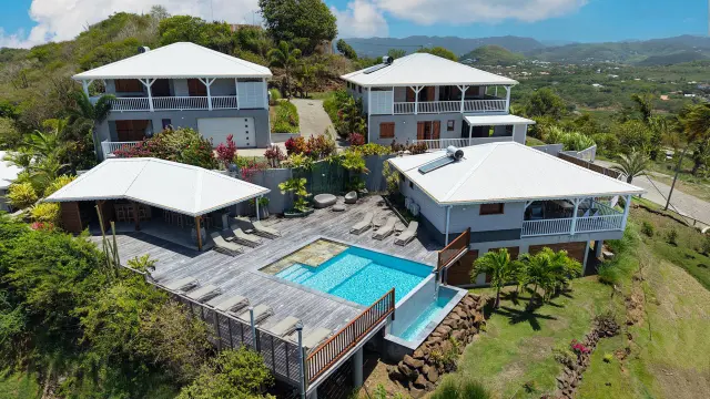Piscine à débordement du Cap Cabaret Kréol'Lodge avec vue sur l'océan à Sainte-Anne en Martinique